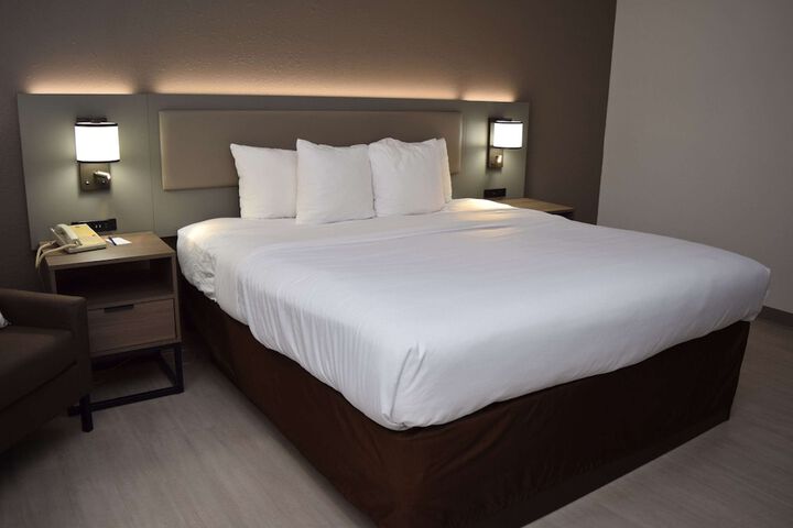 1 King Bed (8 of 16)