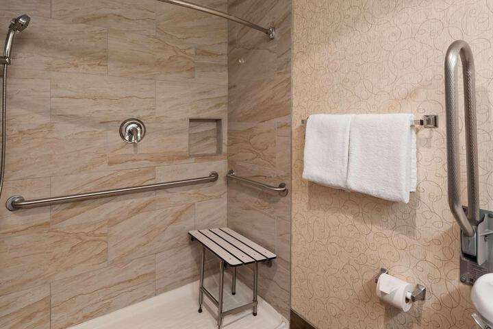 1 King Bed Microwave and Refrigerator WiFi Walk in Shower Full Breakfast (11 of 14)