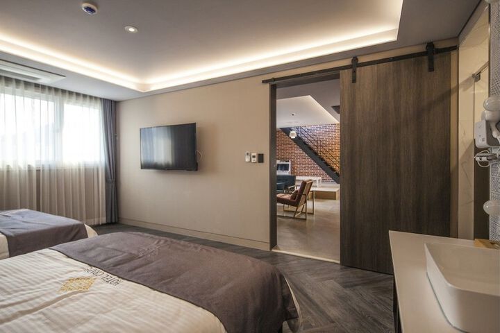 Room 17 of 107