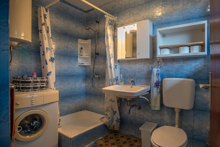 Room 17 of 28