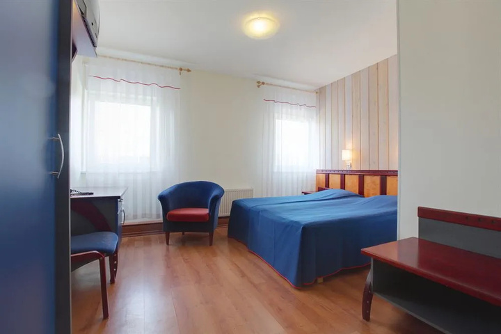 Room 7 of 33