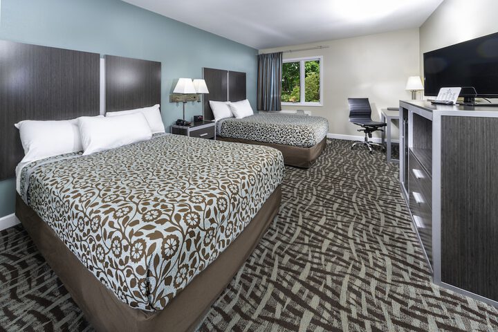 2 Queen Beds (1 of 4)