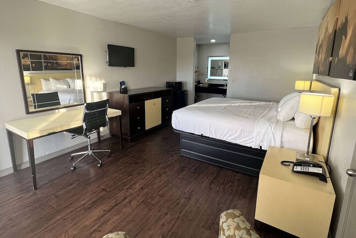 1 King Bed (1 of 10)