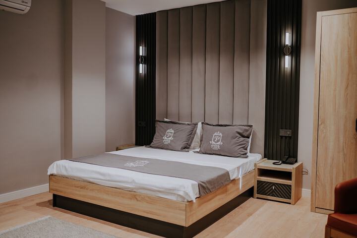 Room 5 of 10
