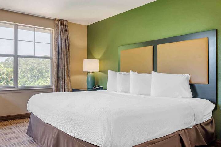 Deluxe King Bed (5 of 10)