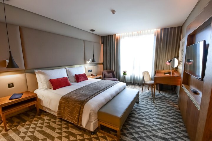 Room 12 of 100
