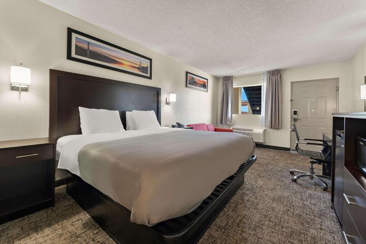 1 King Bed (8 of 12)