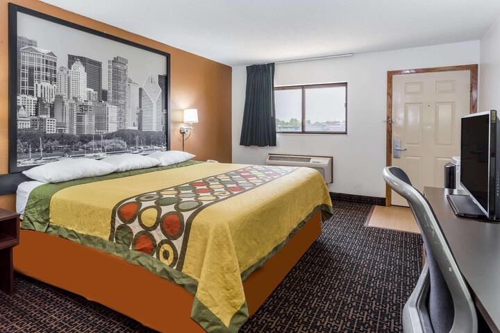 1 King Bed (6 of 17)