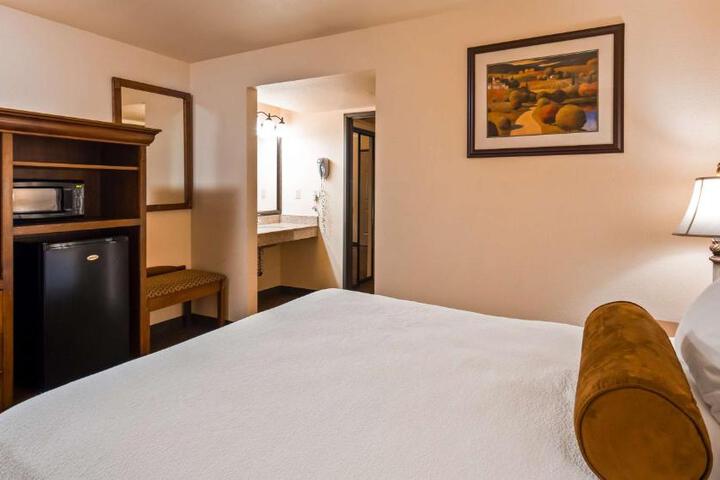 1 King Bed (7 of 9)