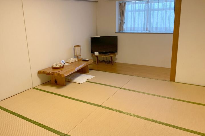 Room 7 of 77