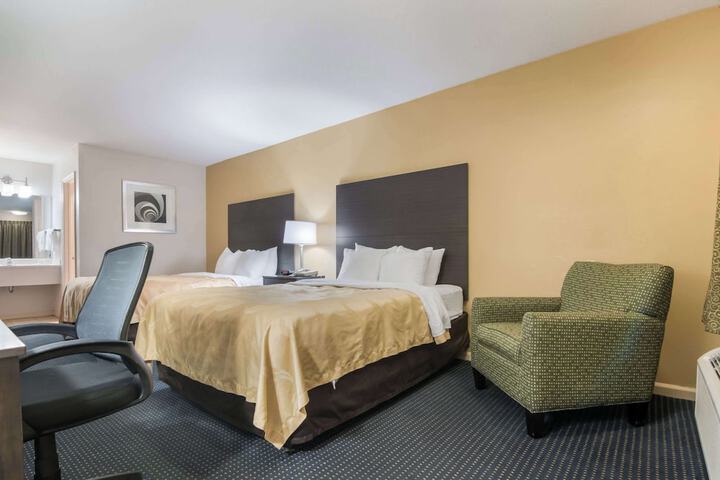 2 Queen Beds (4 of 12)