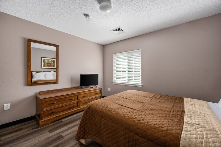 Studio Suite Queen Bed (1 of 26)