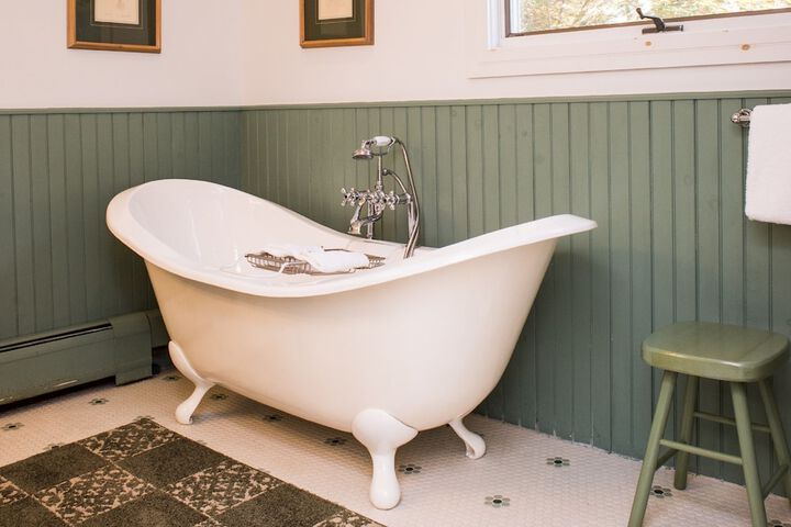 Deep soaking bathtub