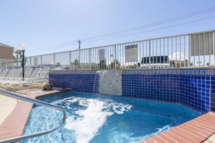Pool 25 of 34