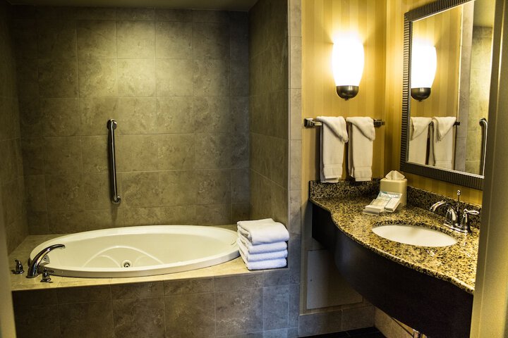Deep soaking bathtub