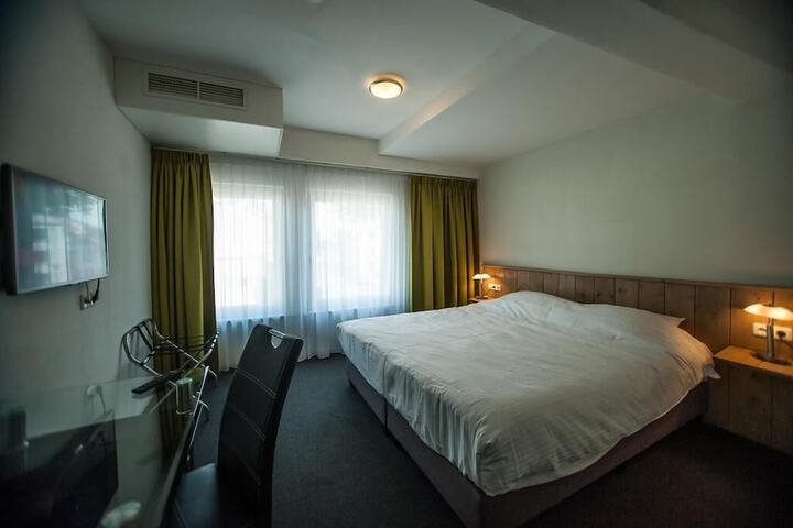 Room 12 of 32