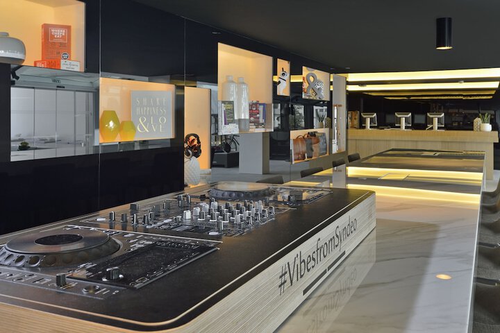 Entrance & Lobby