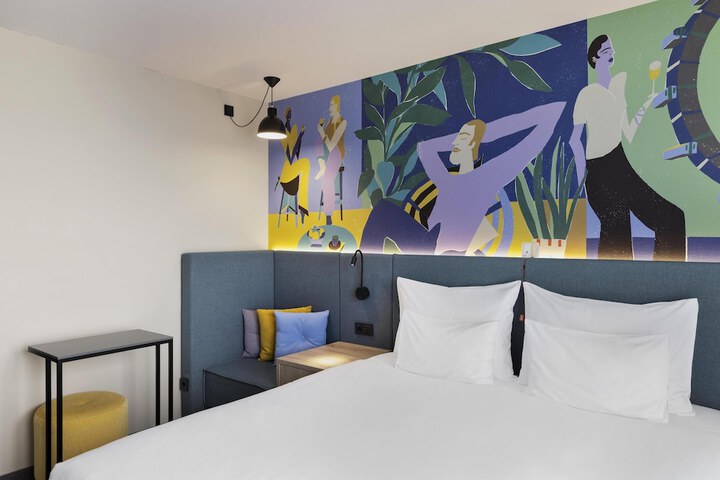 Room 43 of 100