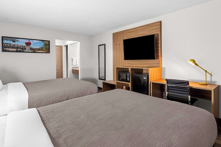 2 Queen Beds (8 of 12)