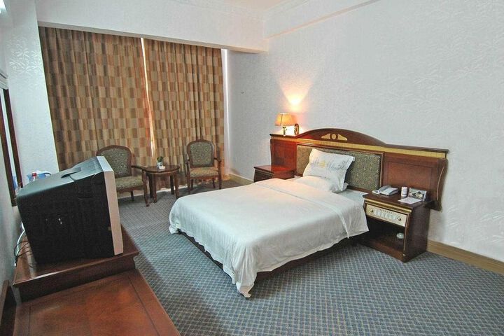 Room 5 of 9