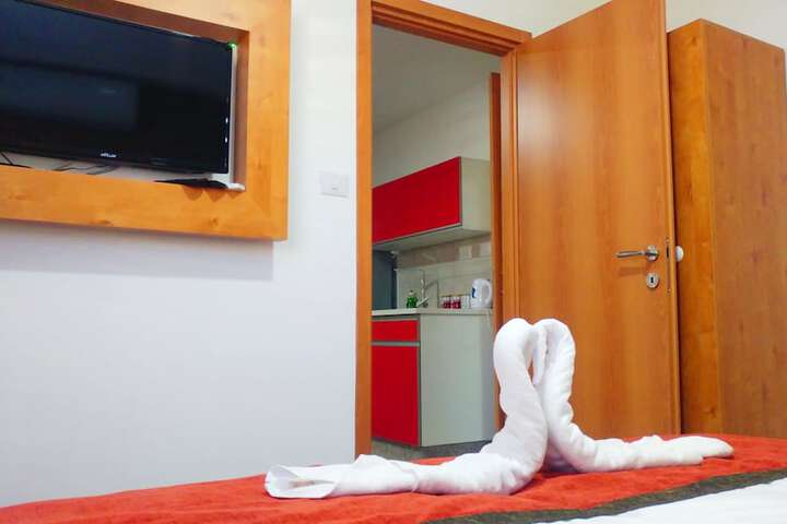 Room 7 of 80
