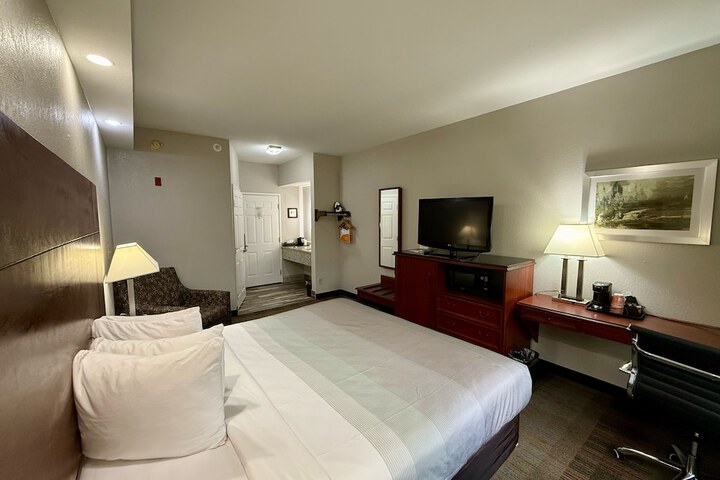 1 King Bed (1 of 18)