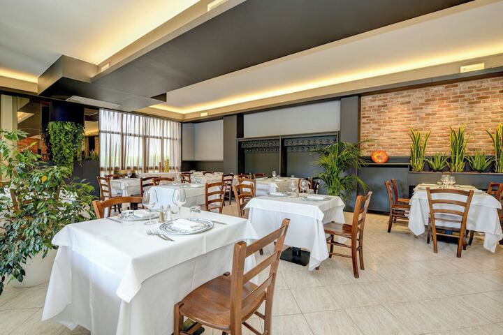 Dining 52 of 104