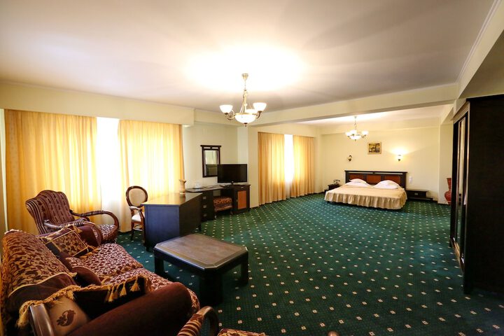 Room 3 of 28