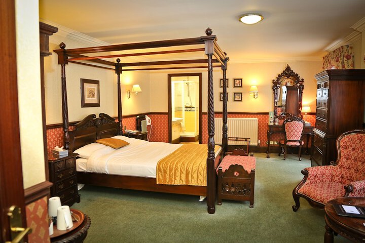Room 27 of 73