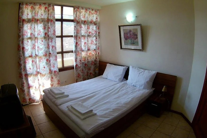 Room 5 of 12