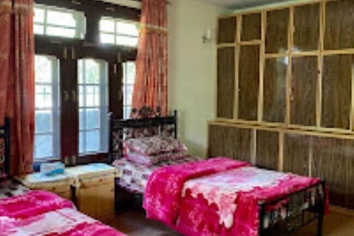 Room 4 of 6