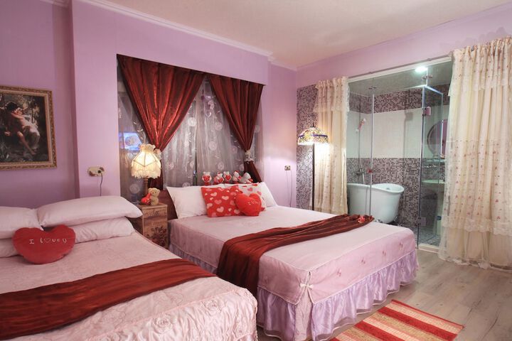 Room 5 of 18