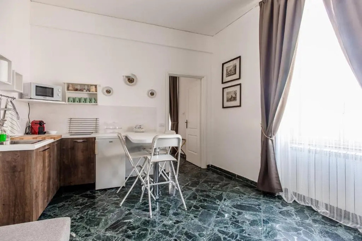 Room 6 of 11