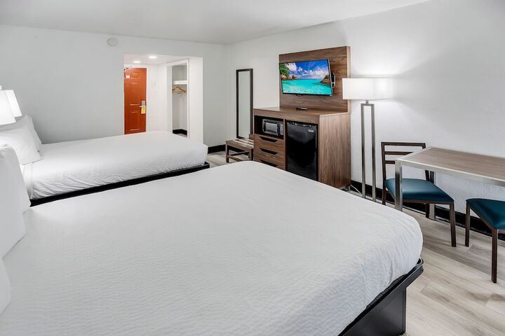 Standard Queen Room 2 Queen Beds Pet Room Only Newly Remodeled (15 of 22)