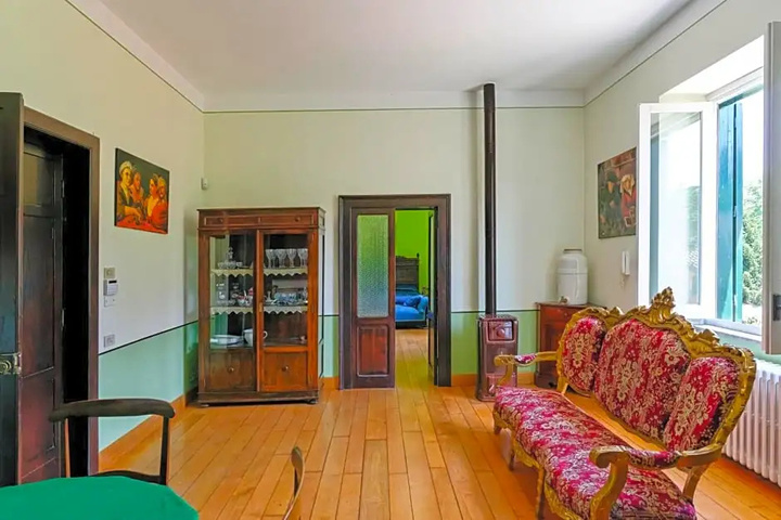 Room 5 of 18