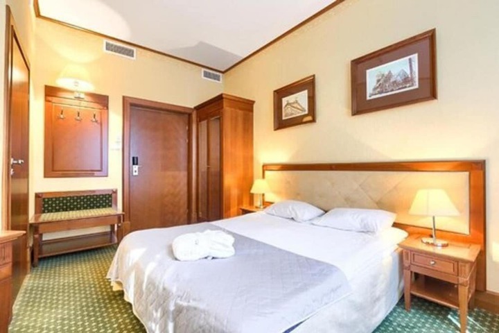 Room 11 of 38