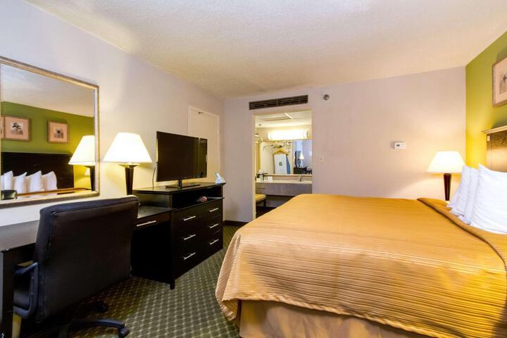 1 King Bed (1 of 10)
