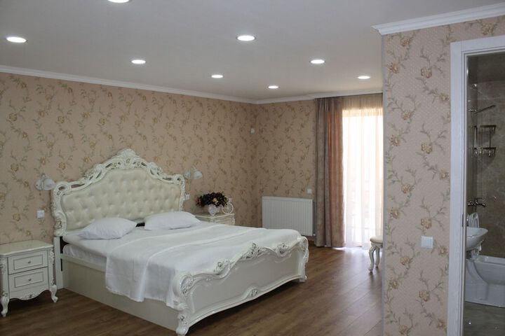 Room 7 of 33