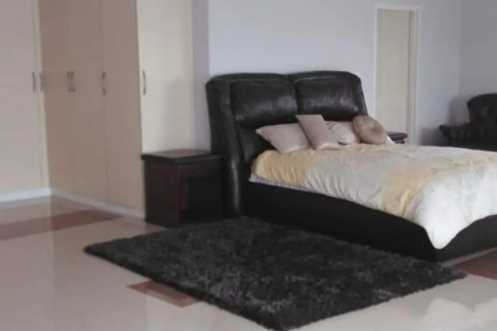 Room 4 of 8