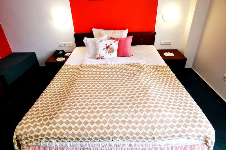 Room 11 of 34