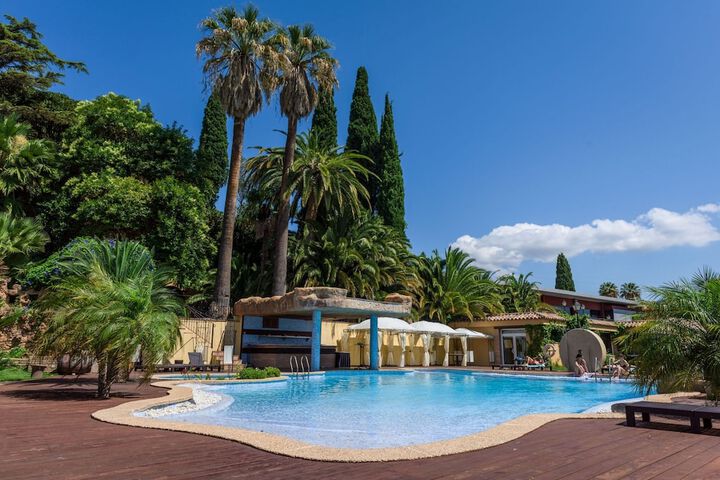Hotel with Pool