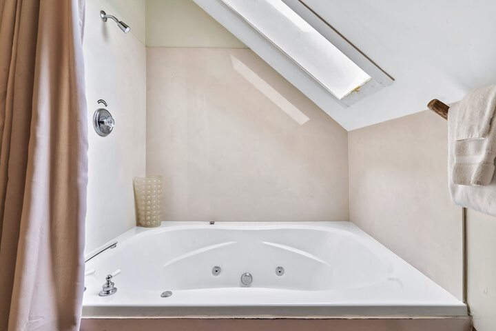 Snug Hug Queen Suite with Fireplace (131 of 131)