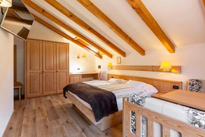 Room 2 of 10
