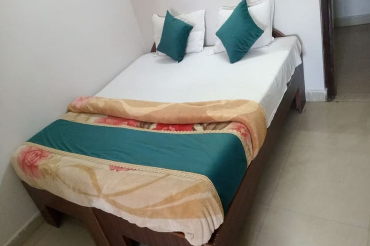 Room 5 of 8
