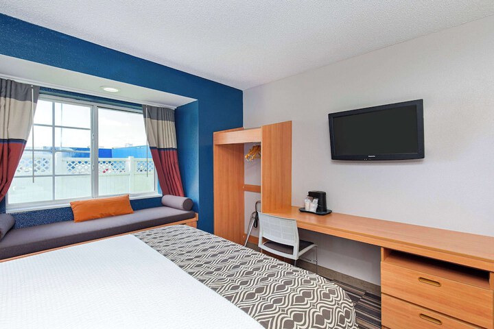 1 Queen Bed Accessible (13 of 32)