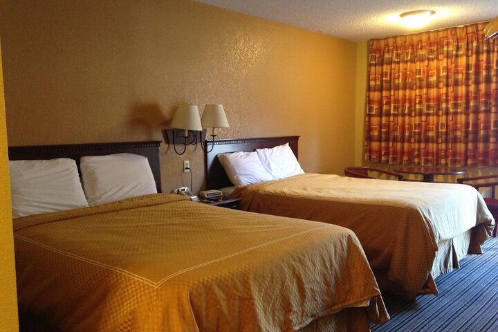 2 Double Beds (12 of 15)
