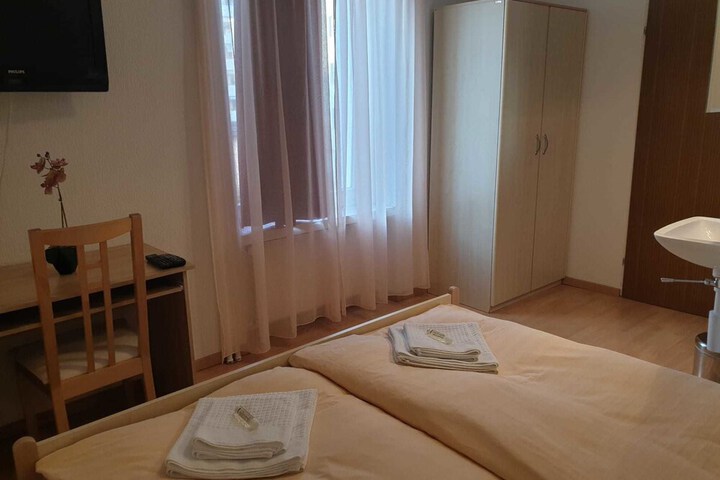 Room 10 of 28
