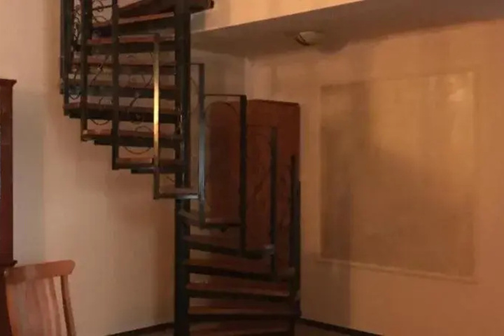 Room 10 of 13