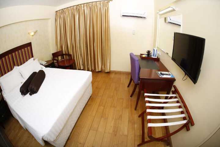 Room 17 of 28