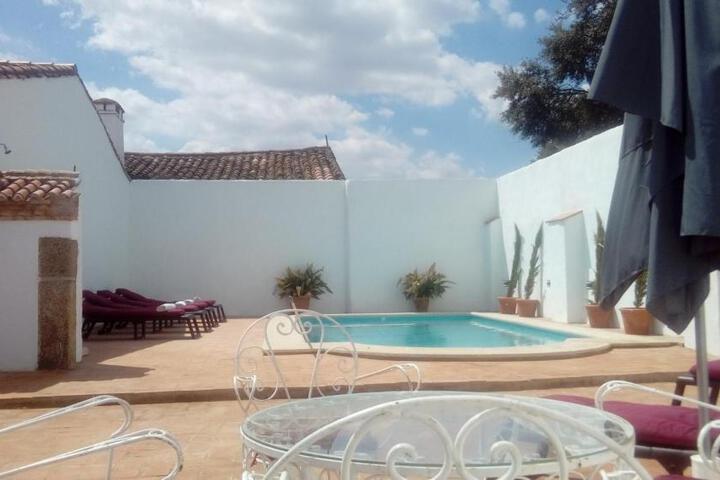 Exterior of El Aleznal